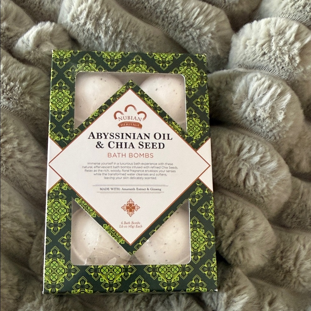 Urban Heritage Abyssinian Oil & Chia Seed Bath Bombs - Cream with Green Accents